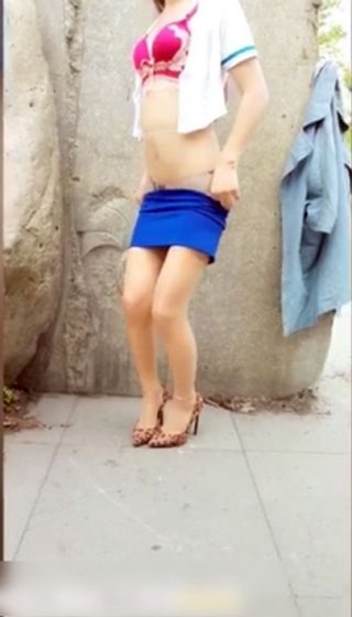 美女户外表演脱衣 太刺激了